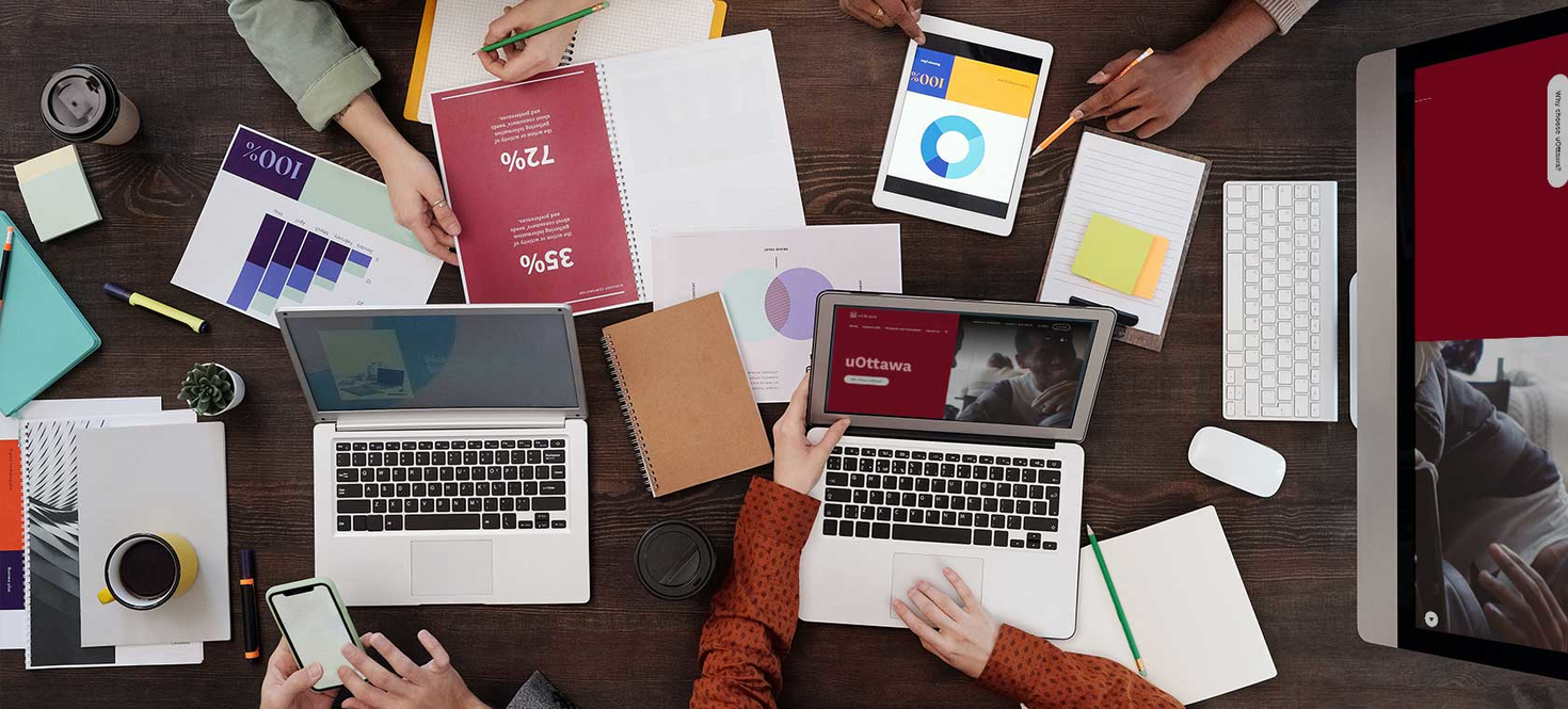 Bureau avec documents et ordinateurs
