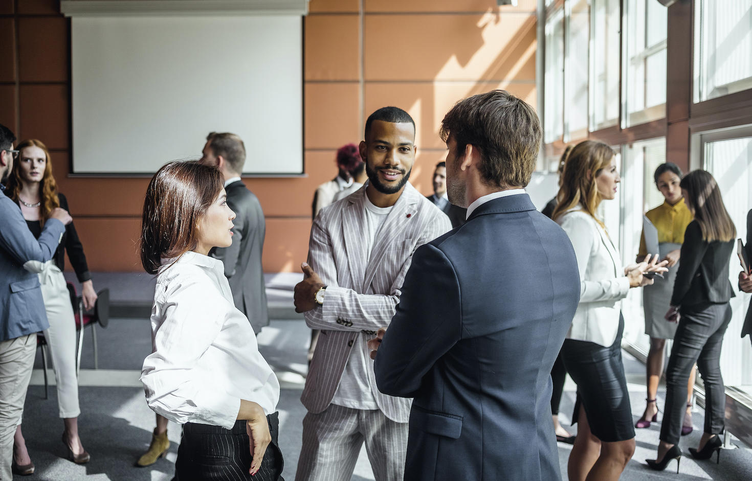 des personnes qui parlent ensemble à une conférence