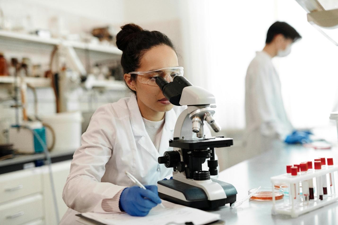 L’Université d’Ottawa s’associe à CASTL et à L’Hôpital d’Ottawa pour préparer les étudiantes et étudiants à une carrière en biofabrication 