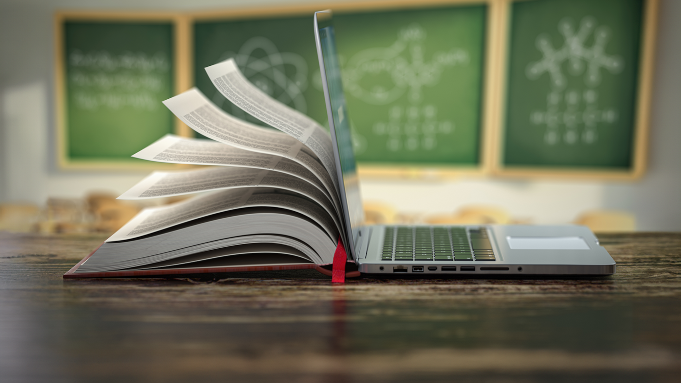 Compilation d'ordinateurs portables et de livres dans une salle de classe