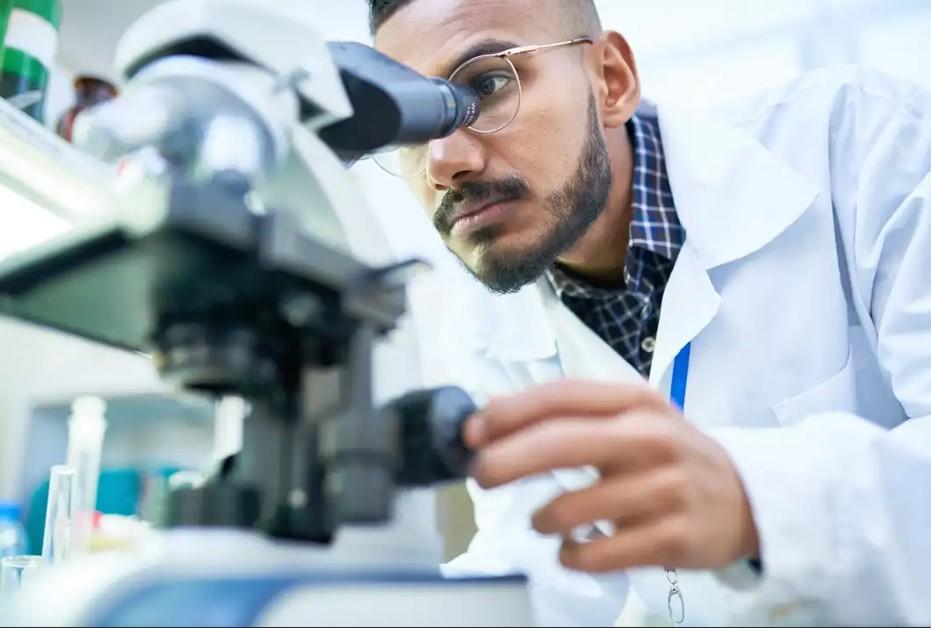 chercheur regardant dans un microscope