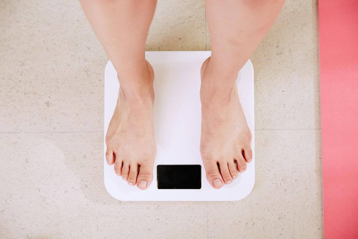 Des pieds sur une balance