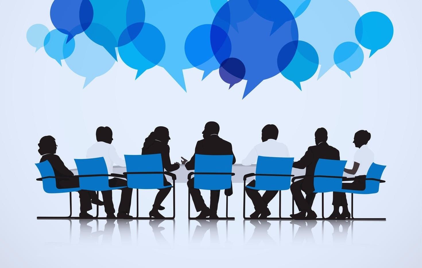 Silhouettes de personnes assises autour d'une table de conférence avec des bulles de dialogue bleues au-dessus d’eux, représentant une discussion ou une collaboration.