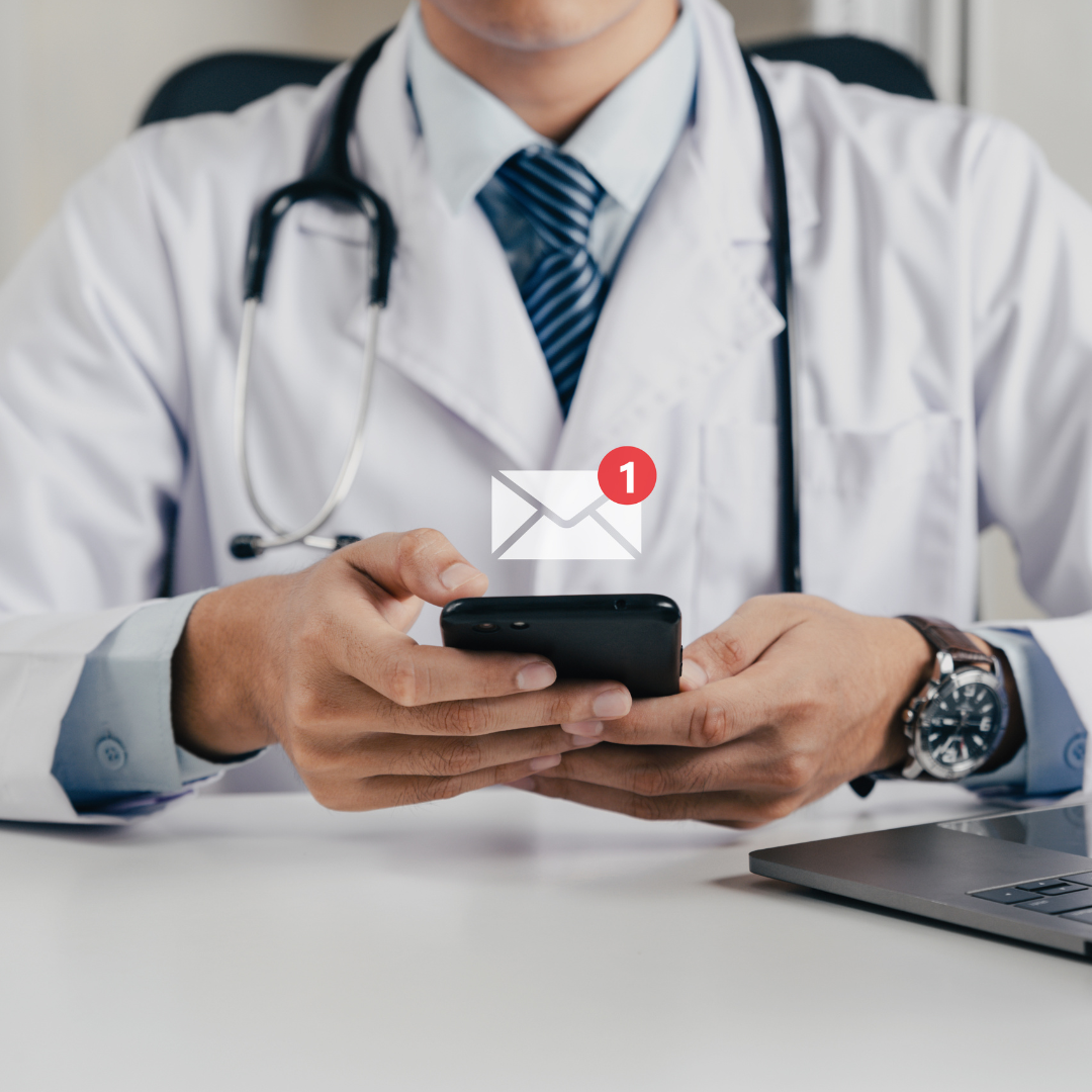 un docteur en envoyant un message