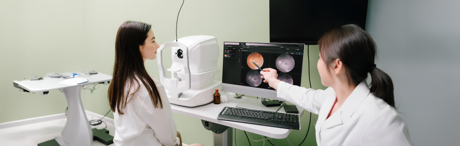Un médecin fait un examen de la vue à un patient