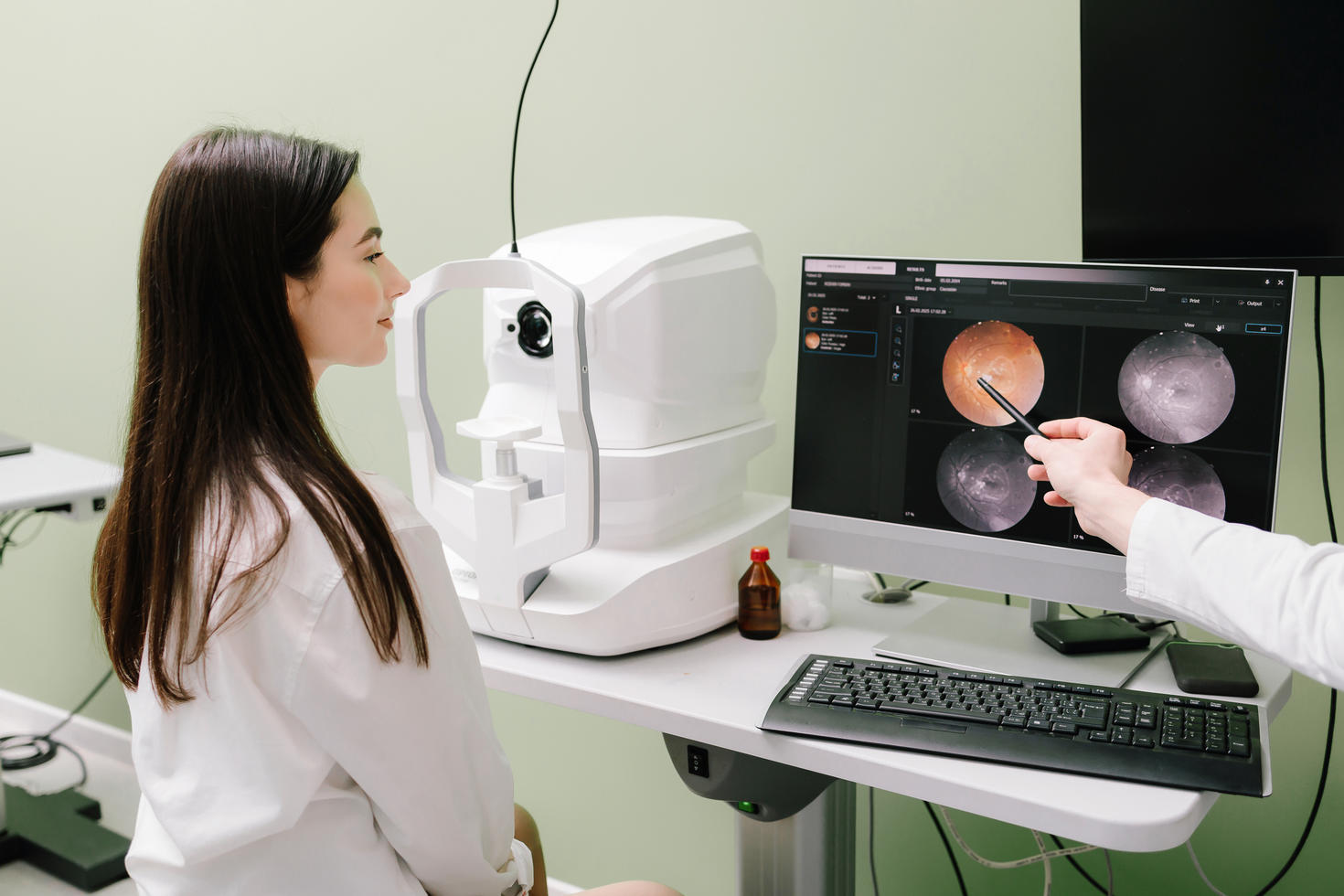 Un patient est en train de passer un examen de la vue