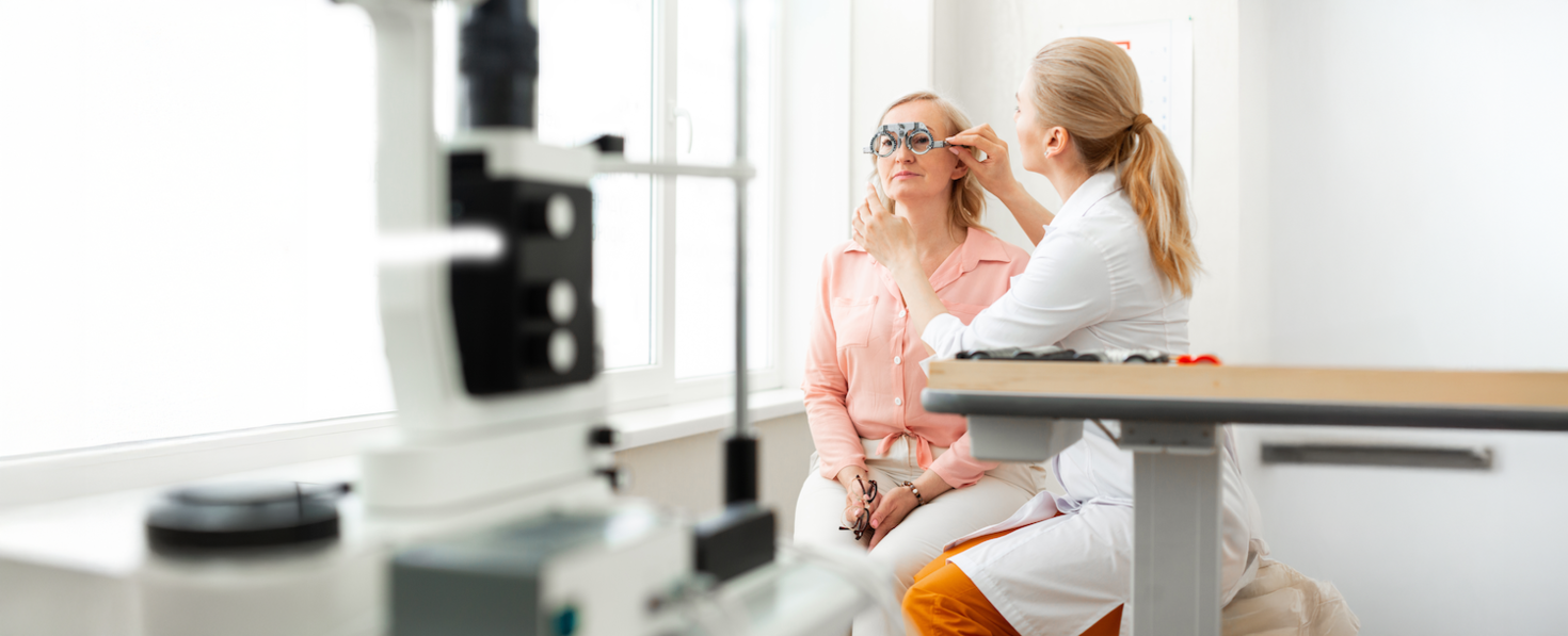 Un patient fait un test de la vue