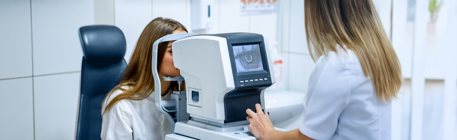 Un médecin fait un examen de la vue à un patient