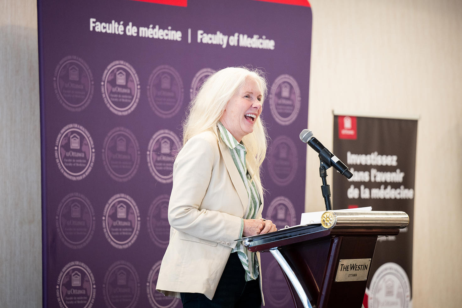 Dre Melissa Forgie s'adressant aux diplômées et diplômés lors du brunch.