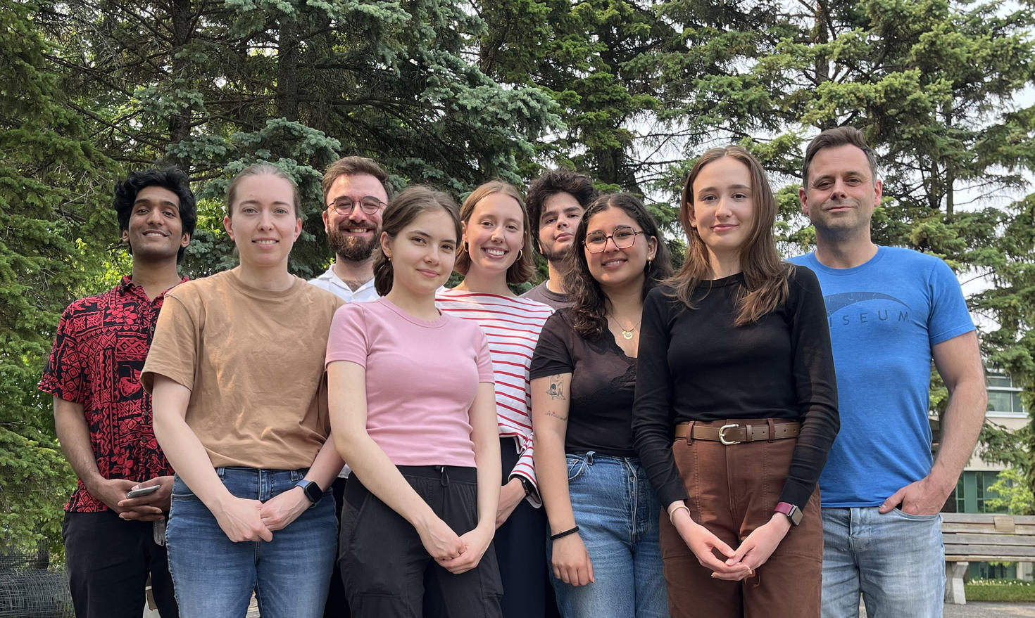 Dr Yannick Benoit avec le personnel de son laboratoire
