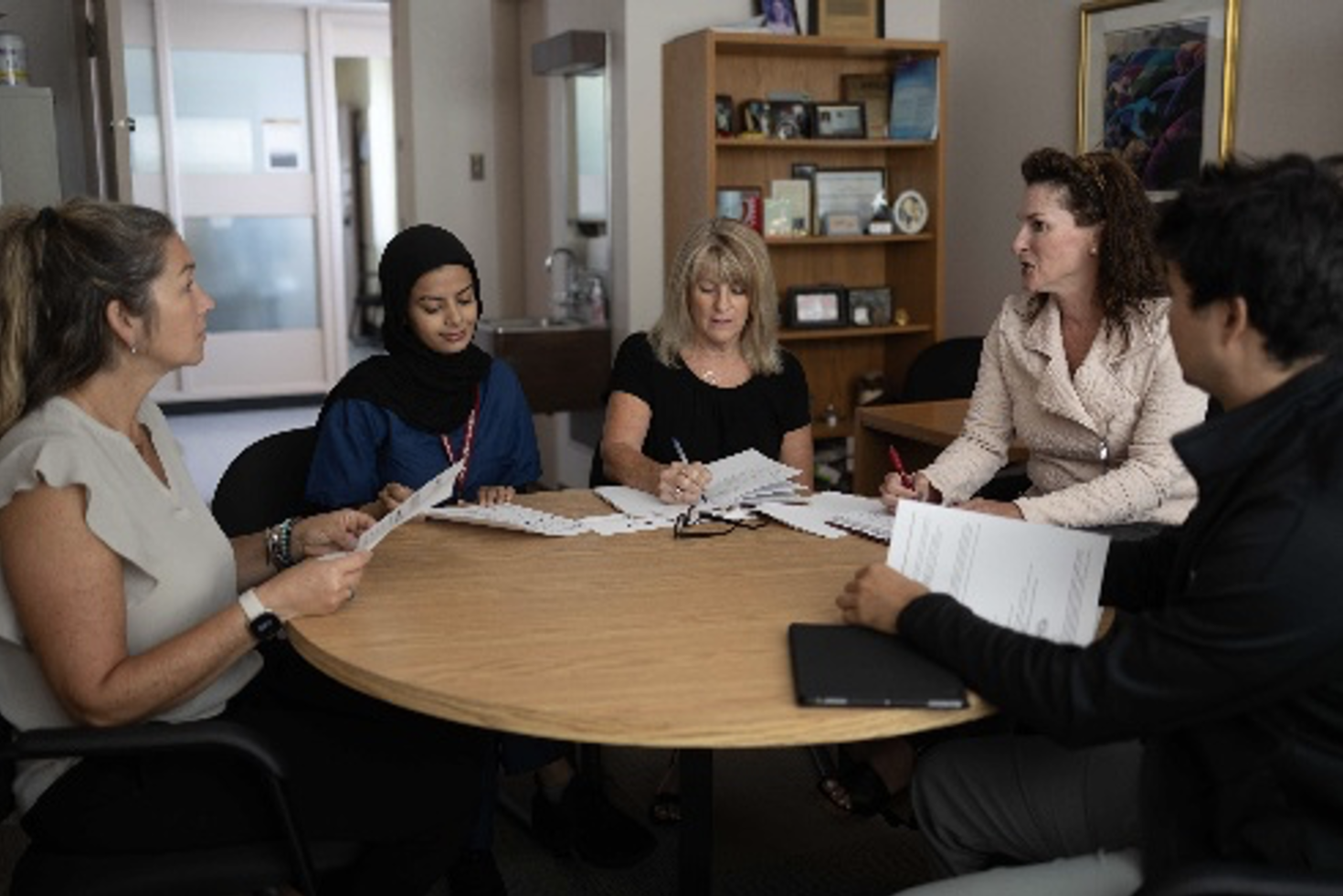 Un groupe de personnes assises autour d'une table ronde