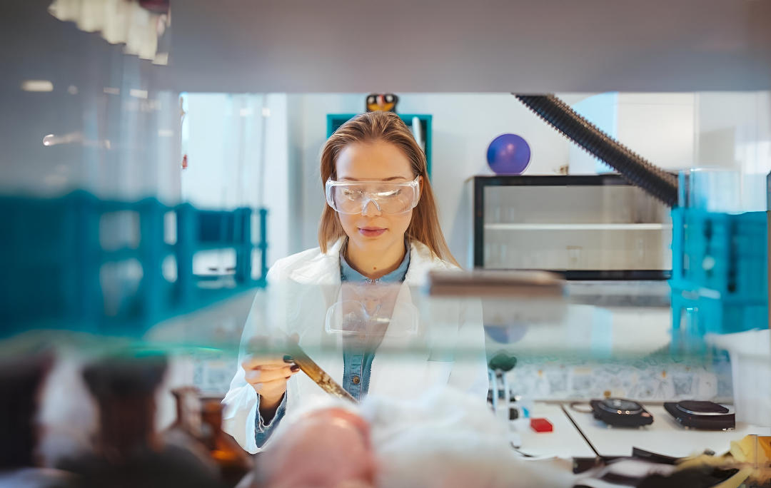 Scientifique dans un laboratoire, faisant des recherches et utilisant du matériel de laboratoire. 