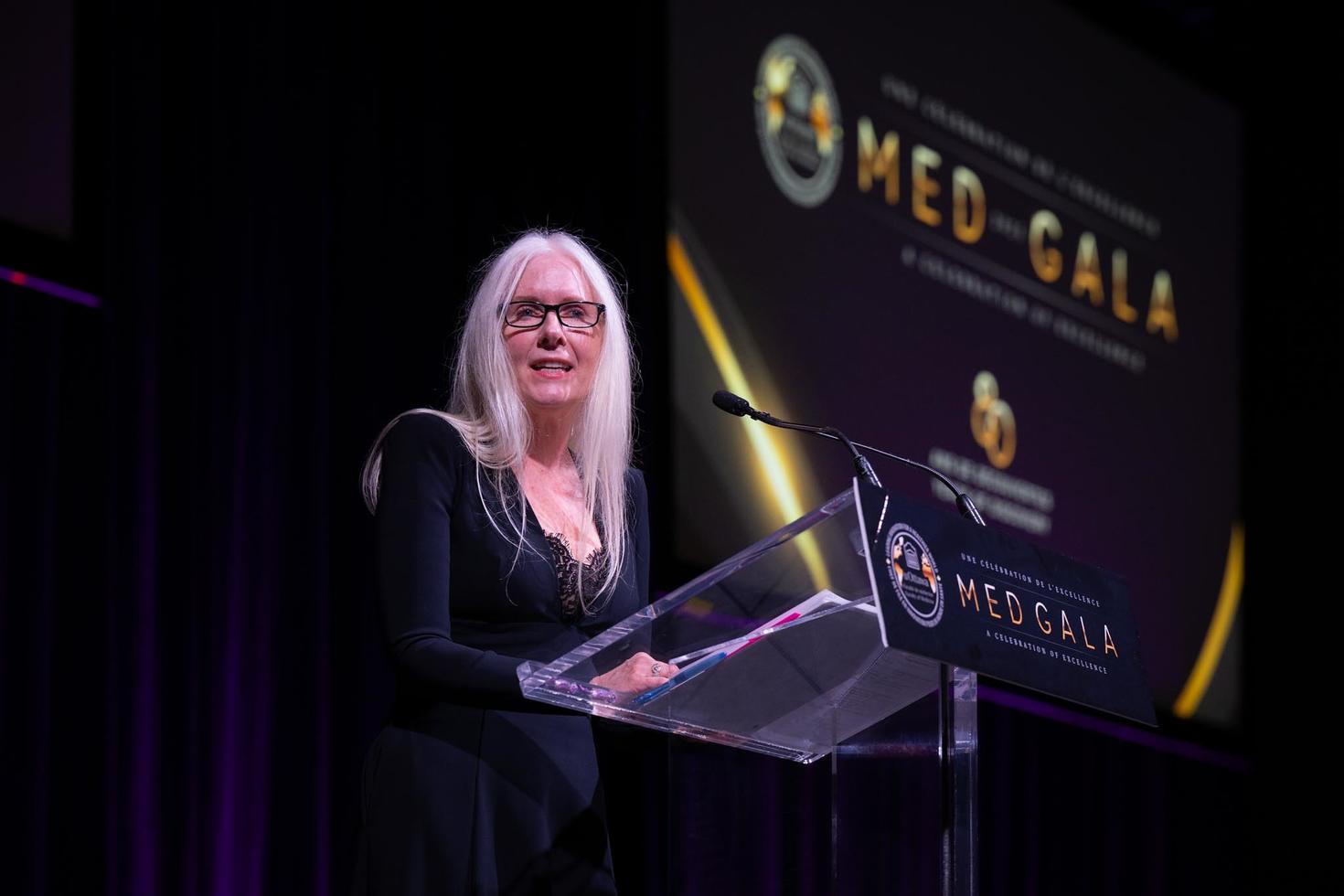 Le doyen de la faculté de médecine fait une présentation