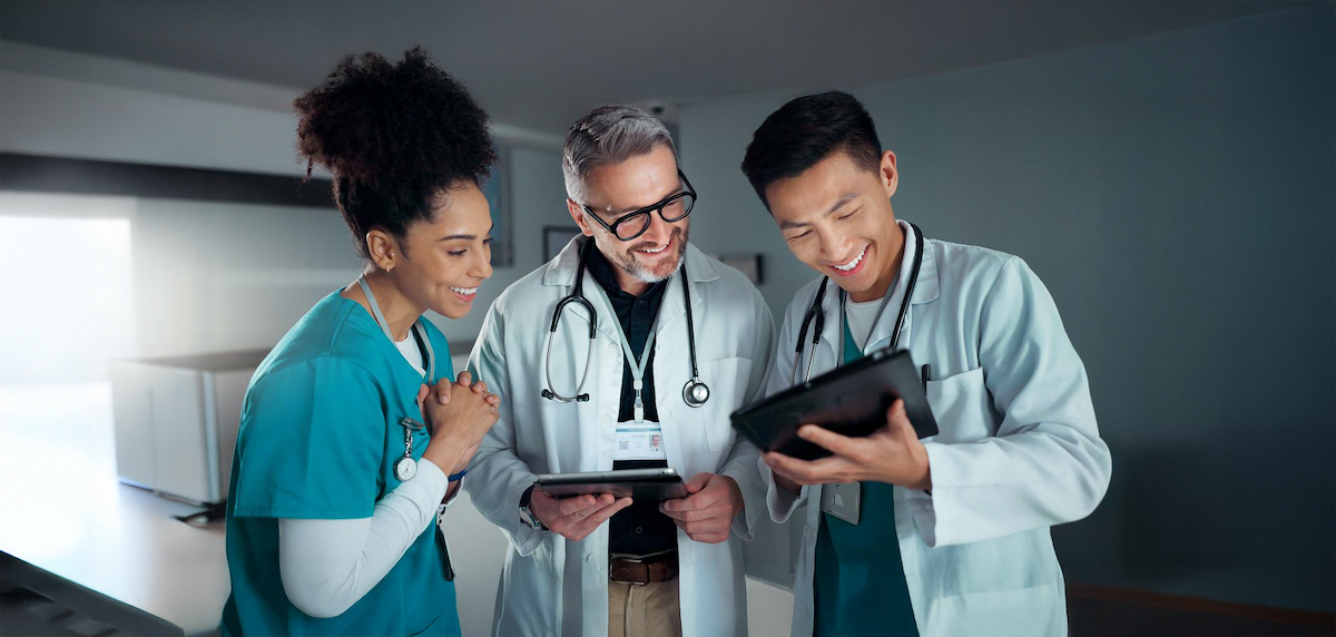 Équipe médicale heureuse, mentor et étudiants sur la technologie numérique pour les actualités ou objectifs de l'hôpital
