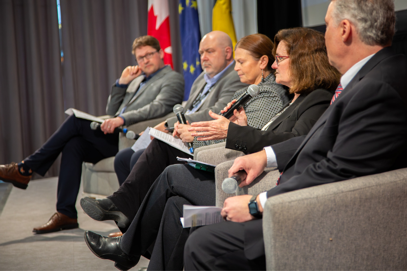 Les invités sur scène lors du Forum sur l'innovation en sécurité nationale de l'Université d'Ottawa. De gauche à droite : Nathan Young, Alan McCafferty, Rebecca Trueman, Robbyn Plumb et Dennis Orbay.