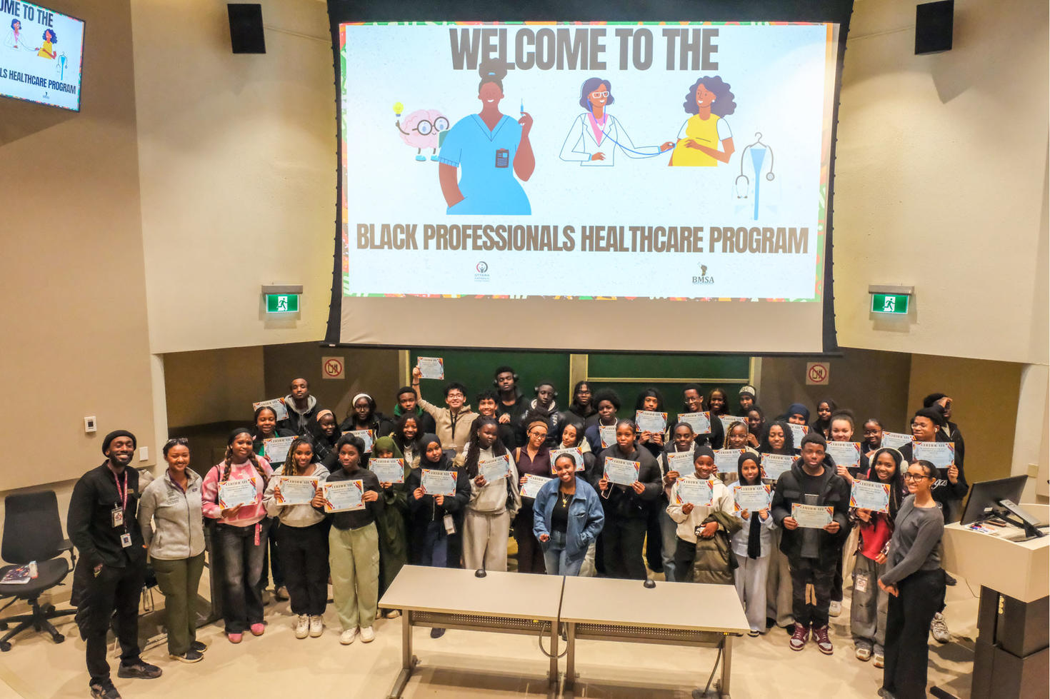 Un groupe de personnes étudiantes du secondaire se tient ensemble, tenant des certificats de participation.