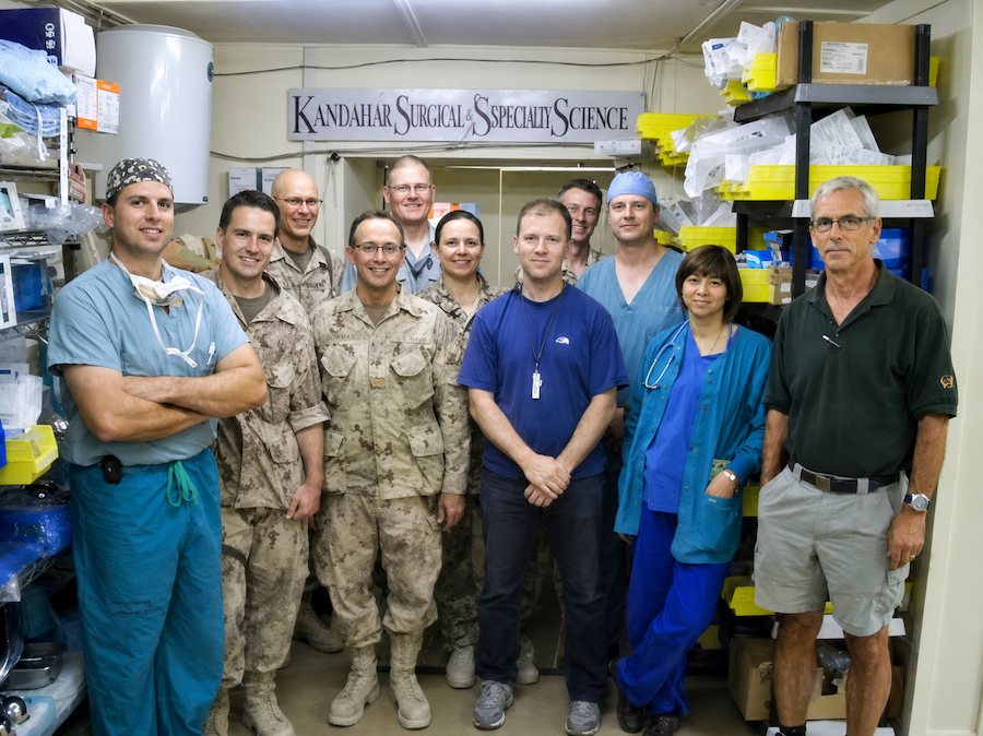 Major Kirkpatrick à l’hôpital chirurgical de rôle III, à Kandahar, en Afghanistan, à l’été 2008.