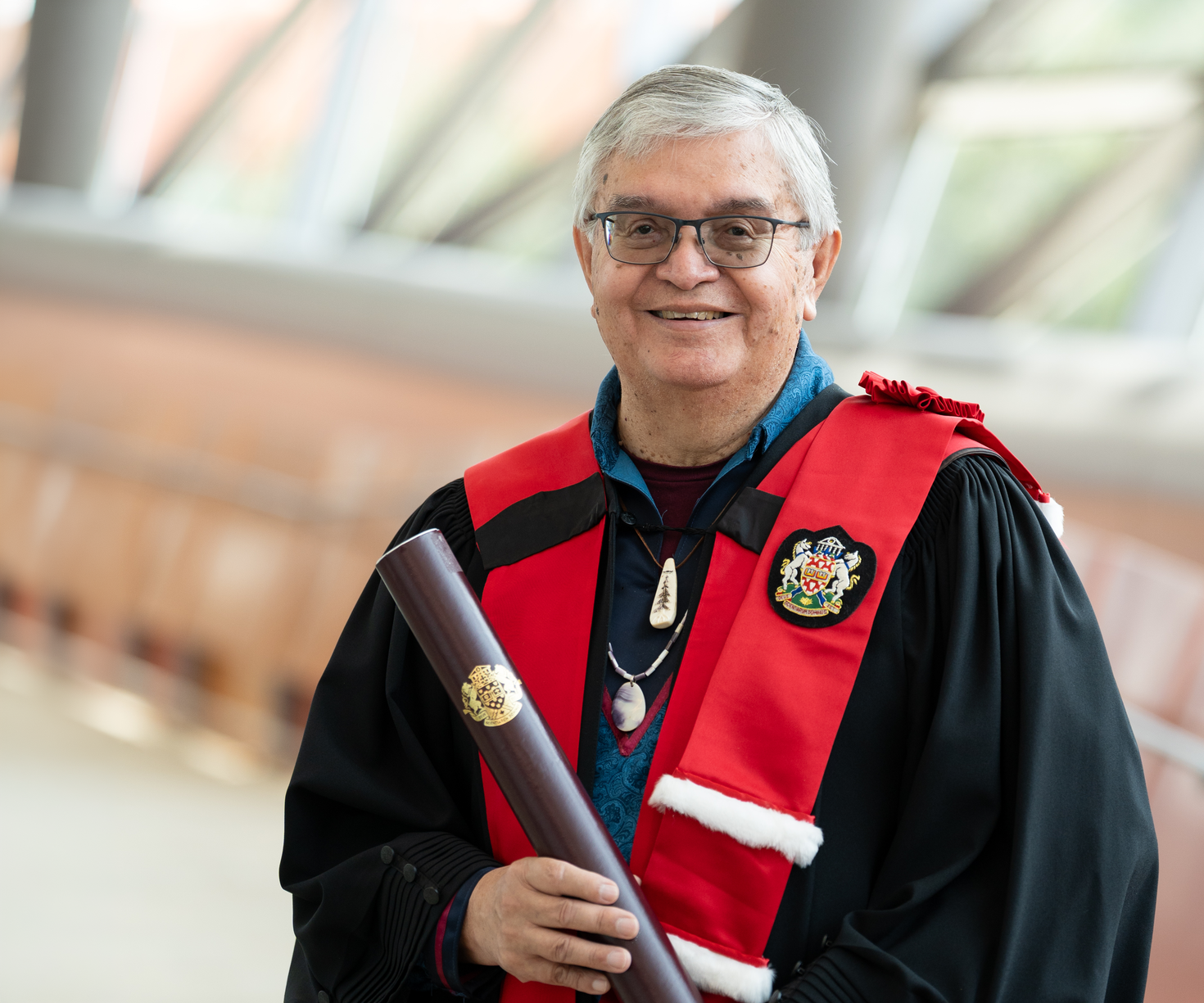 Simon Brascoupé tenant un diplôme