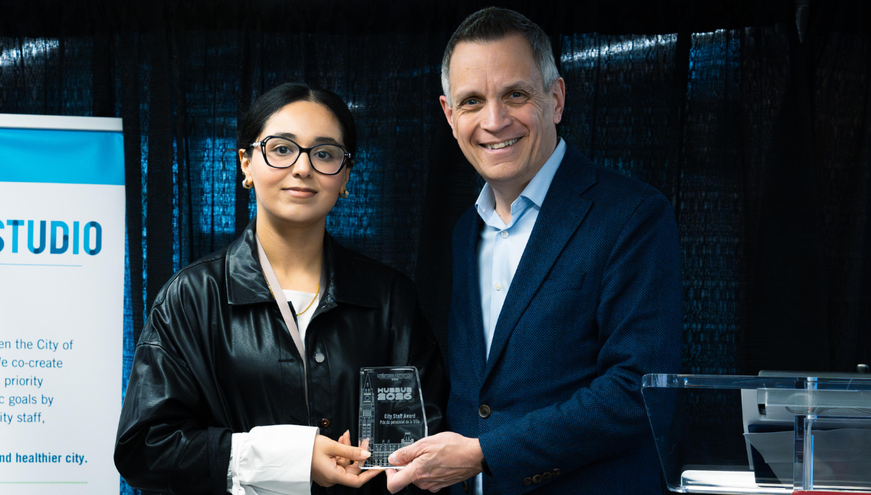 Habiba Ali, membre de l'équipe « Bien se nourrir pour s’épanouir » de l'Université d'Ottawa, reçoit le Prix du personnel municipal des mains du maire d'Ottawa, Mark Sutcliffe. Photo : Angel Torrella Reyes, Ville d'Ottawa.
