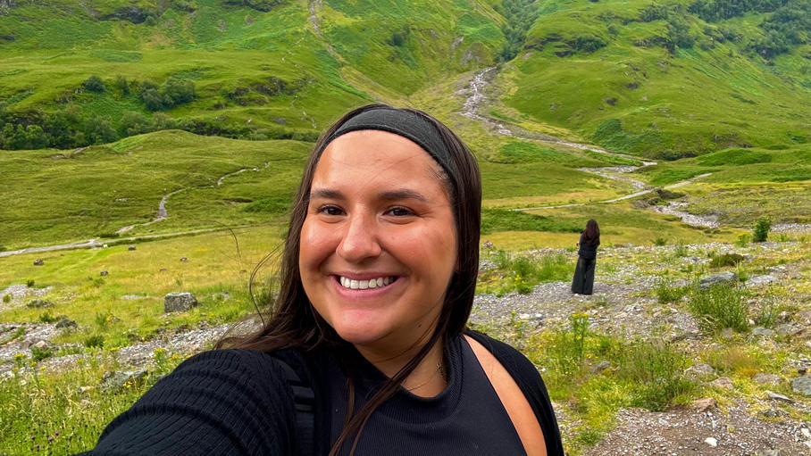 Olivia Lopes, étudiante en médecine à l'Université d'Ottawa, prend un selfie avec vue sur une vallée verdoyante