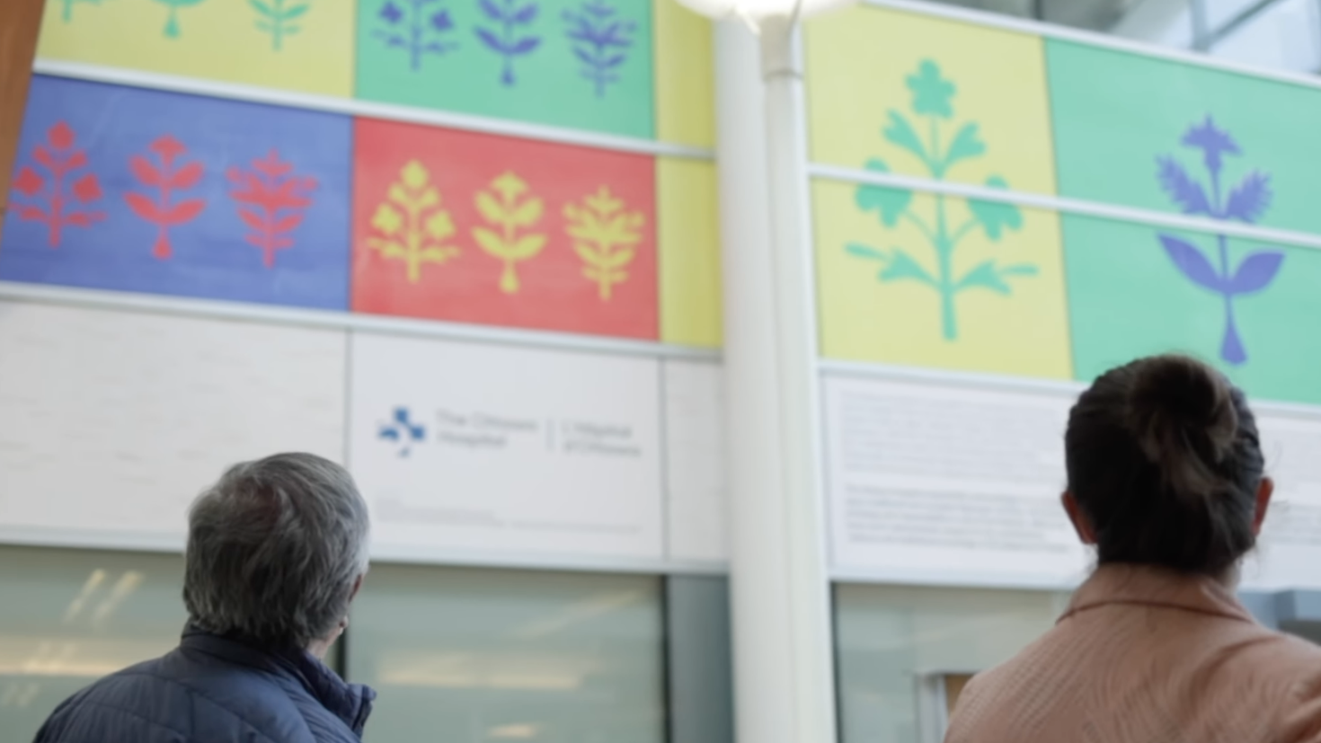 Deux personnes observant une œuvre d’art autochtone.