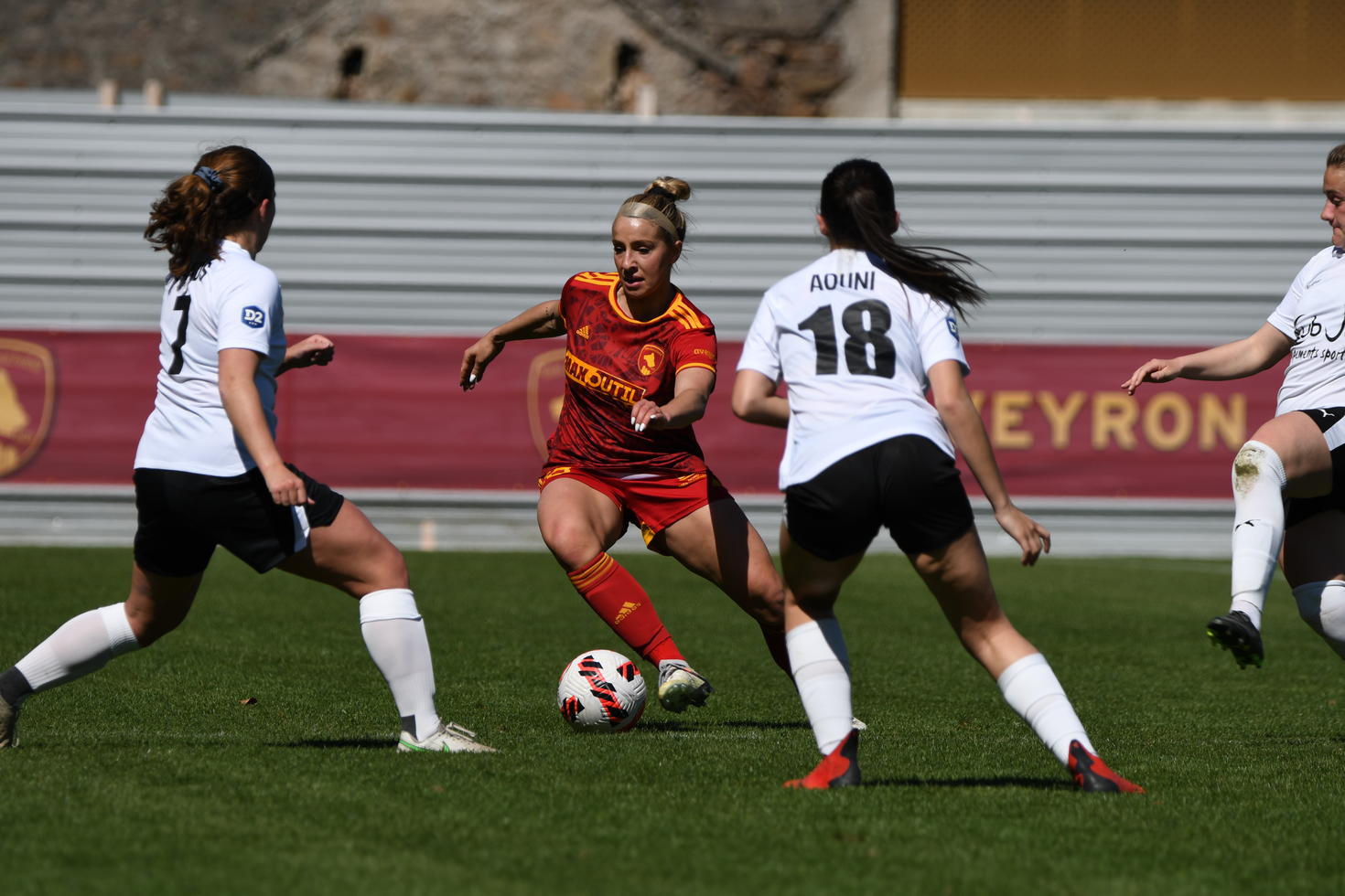 Yasmine Hall jouant un match professionnel de soccer