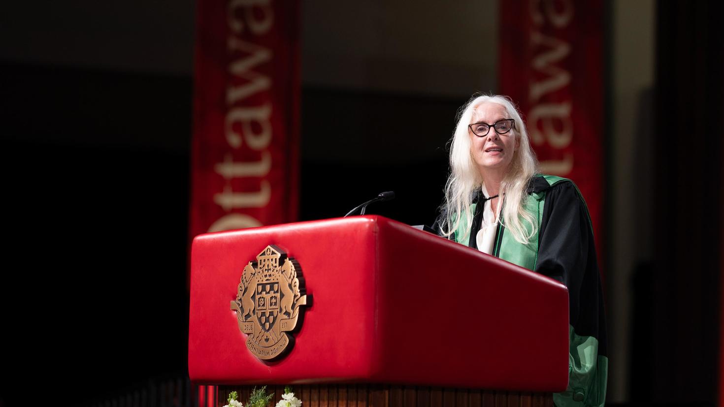 La Dre Melissa Forgie prend la parole au lutrin lors de la cérémonie de collation des grades de l’Université d’Ottawa.