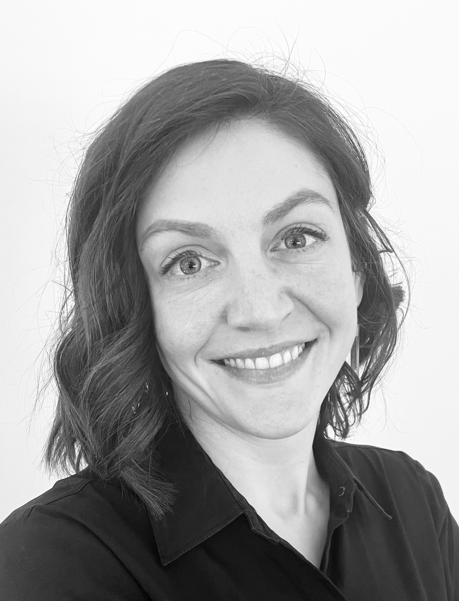 Photo en noir et blanc du Dre Jocelyn Howard, vêtu d'une chemise de couleur sombre sur un fond blanc