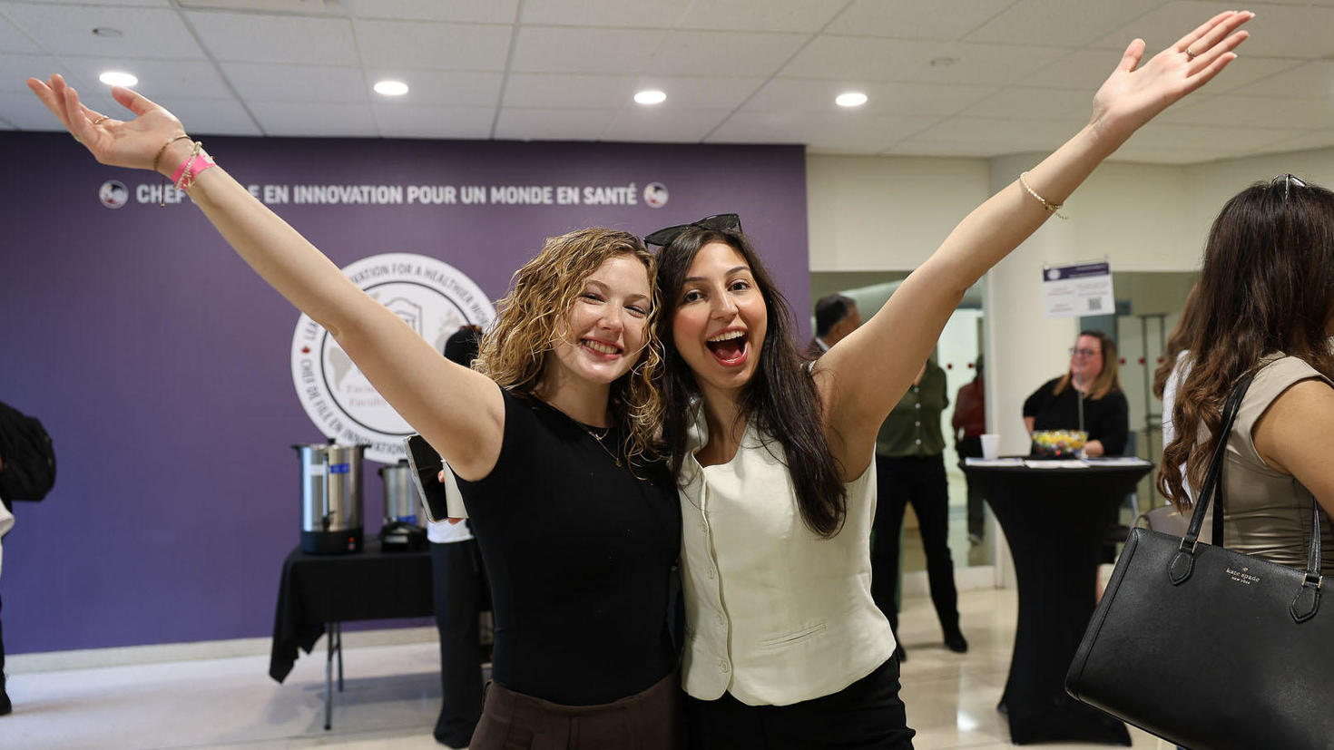 Deux étudiantes de la Faculté de médecine de l’Université d’Ottawa célèbrent la rentrée.