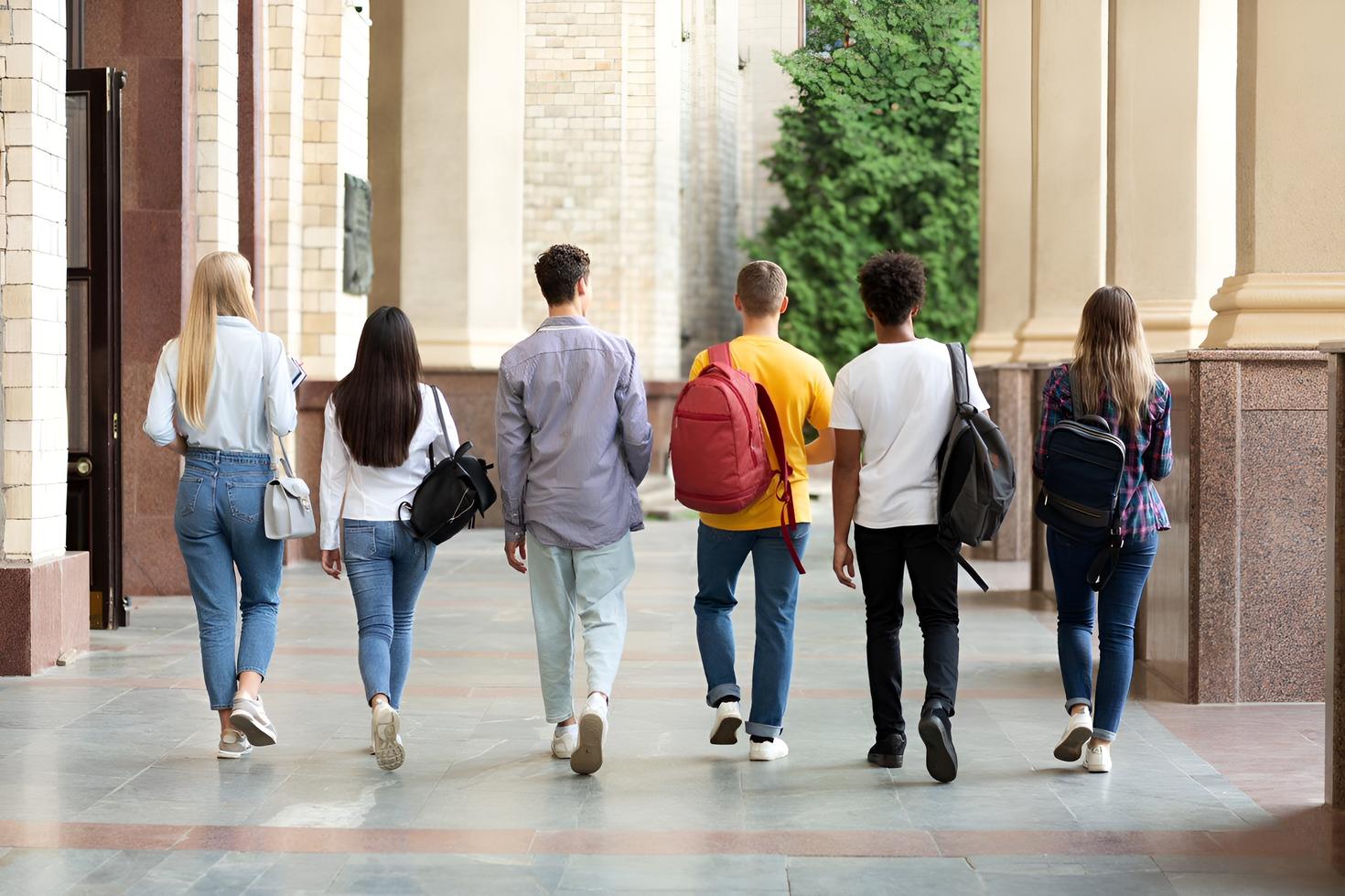 Groupe d'étudiants portant des sacs à dos qui s'éloignent 