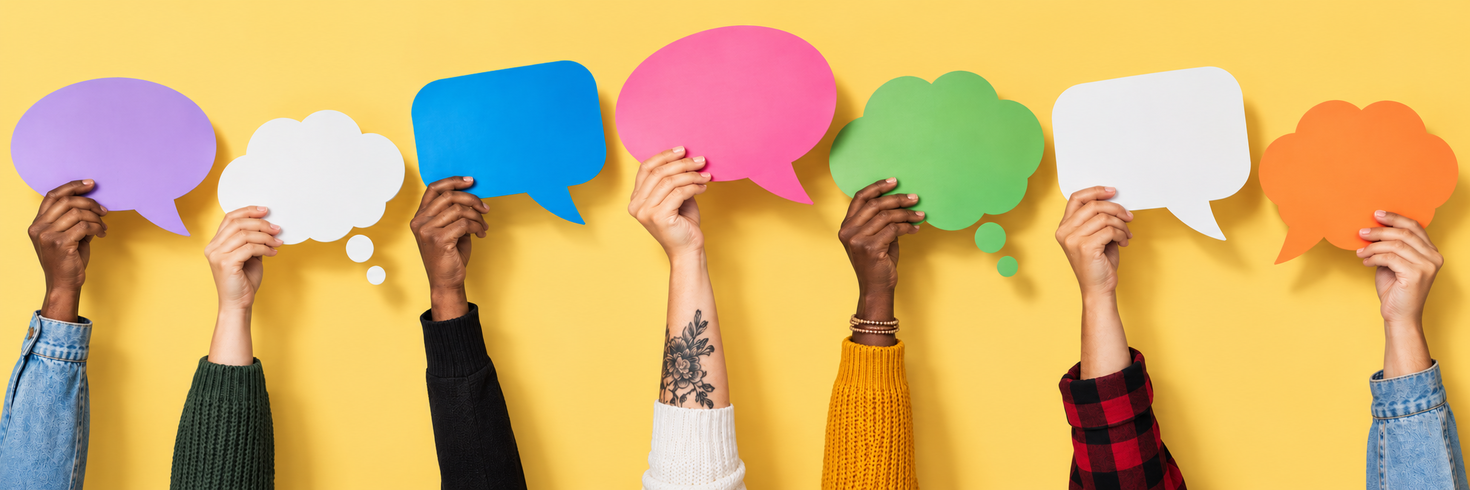 Groupe de personnes se tenant par la main, avec des bulles de dialogue colorées et vides