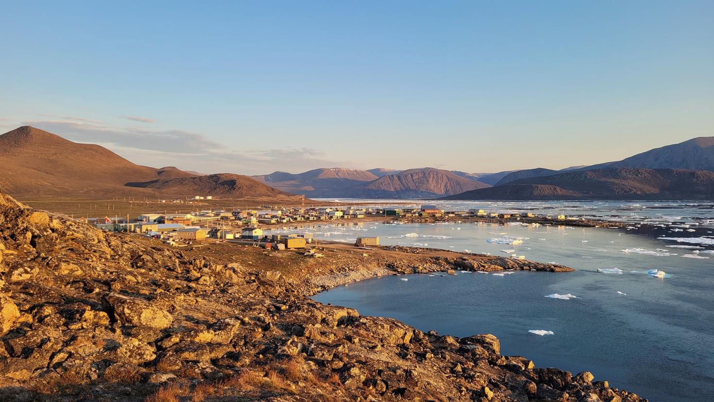 Une vue panoramique du Nunavut avec une petite ville au bord de l'eau