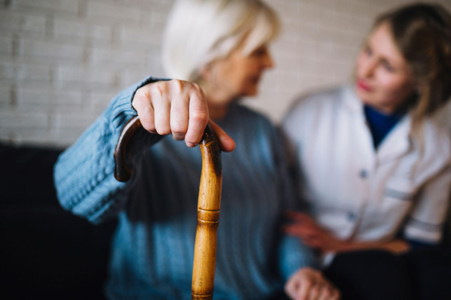 Une femme âgée parle à une infermière.