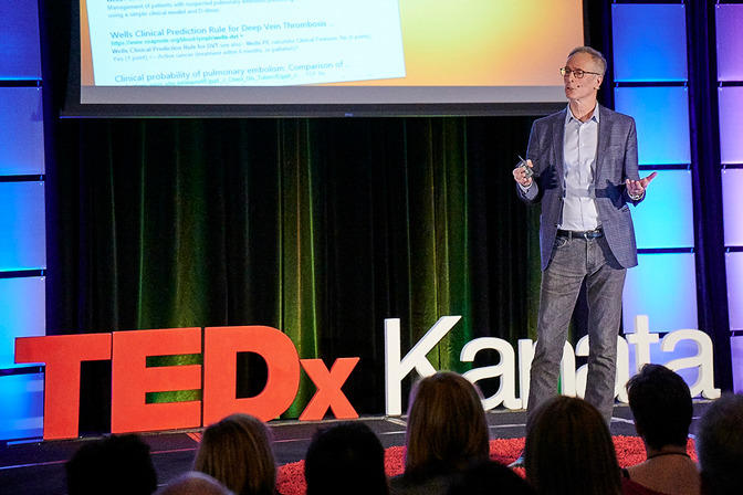 Photo du Dr Phil Wels sur scène à TedXKanata