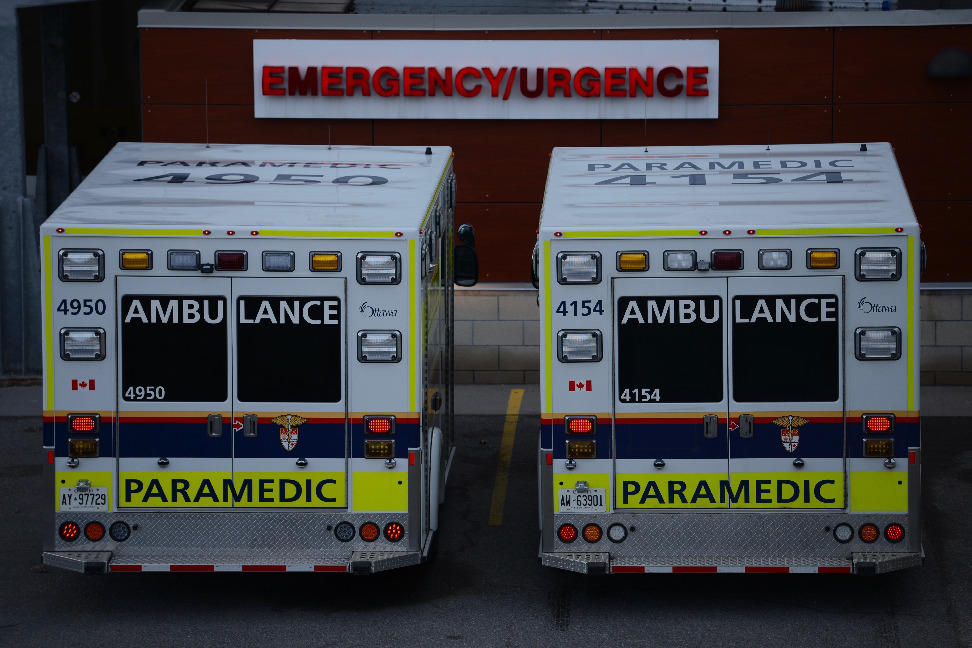 deux ambulances a l'entree d'urgence