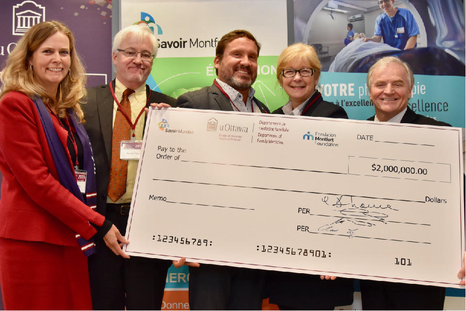 (droite à gauche) Dre. Clare Liddy, Ronald Caza,  Marc Villeneuve, Céline Monette et Dr. Denis Prud'homme tiennent une énorme cheque pour deux millions de dollars