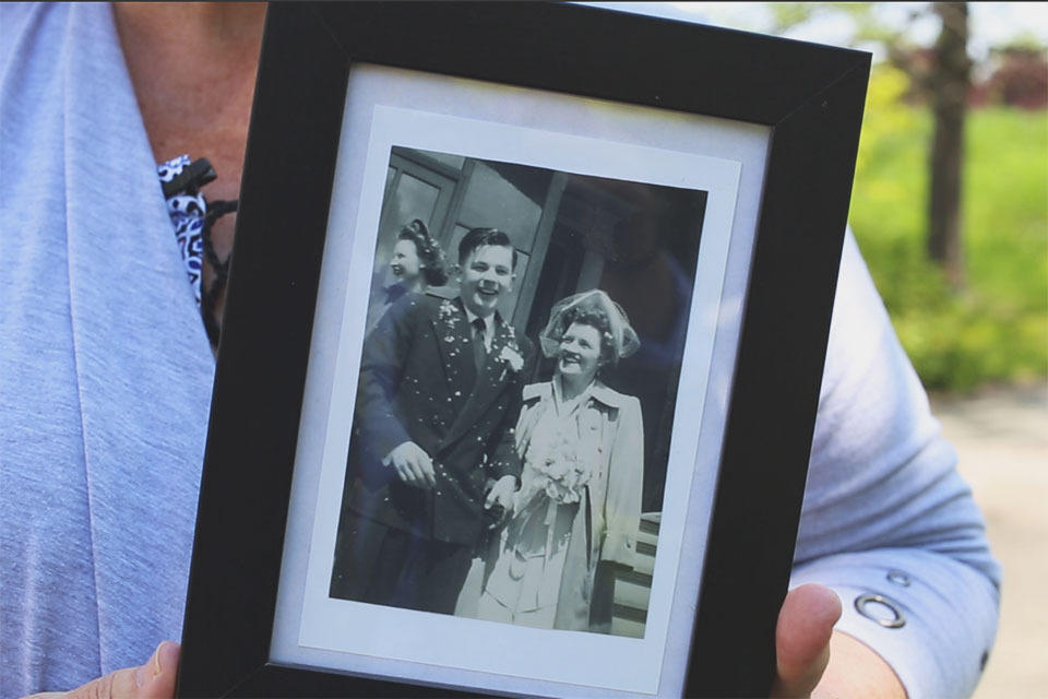Cathy Delany tient une photo de sa mère et de son père le jour de leur mariage.