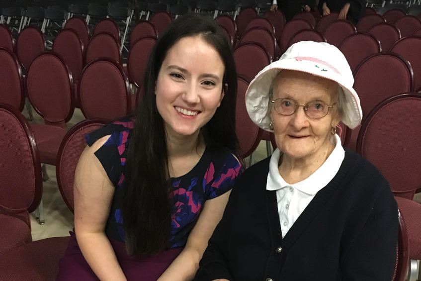 Celina DeBiasio assise avec sa grand-mère