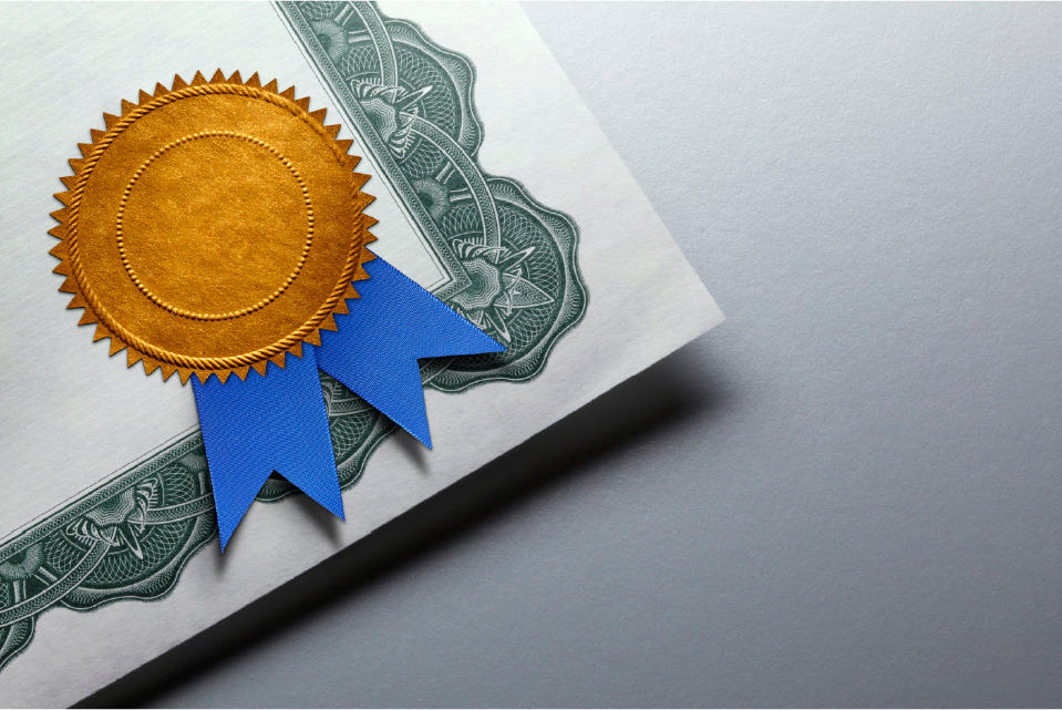 un certificat avec médaille d'or