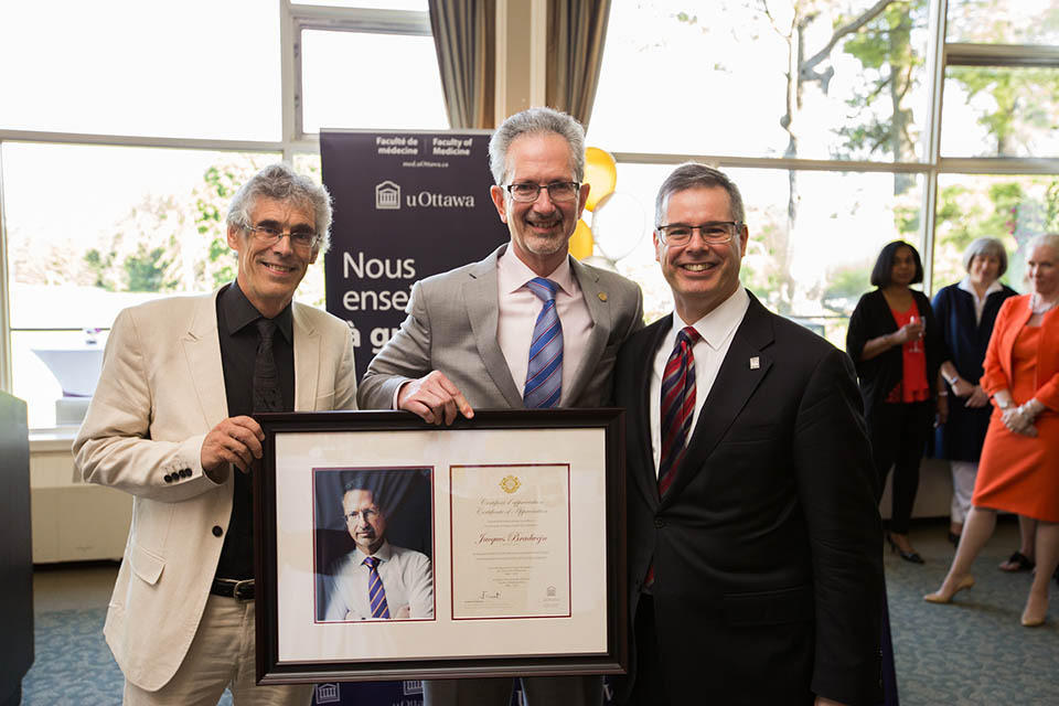 De gauche à droite, Dr Michel Laurier, ancien vice-recteur aux études, Dr Jacques Bradwejn, doyen de la Faculté de médecine et Louis de Melo, vice-recteur aux relations extérieures. Photo crédit : Bonnie Findley