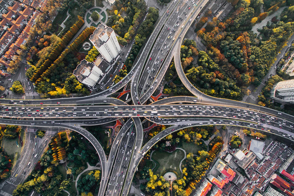 Un grand échangeur d'autoroute rempli de circulation.
