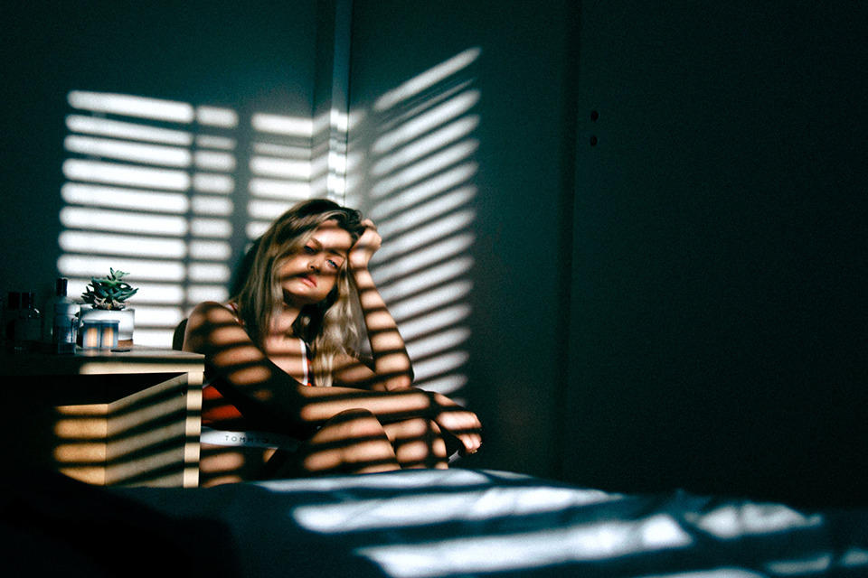 Femme assise dans une pièce sombre