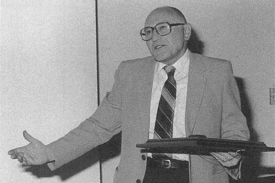 Le Dr Vladimir Sistek donne un cours.