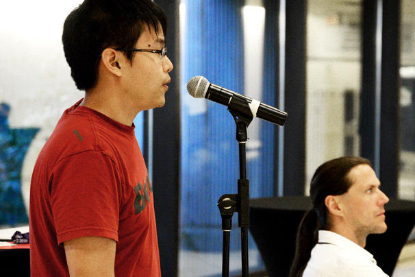 Un étudiant qui parle dans un microphone
