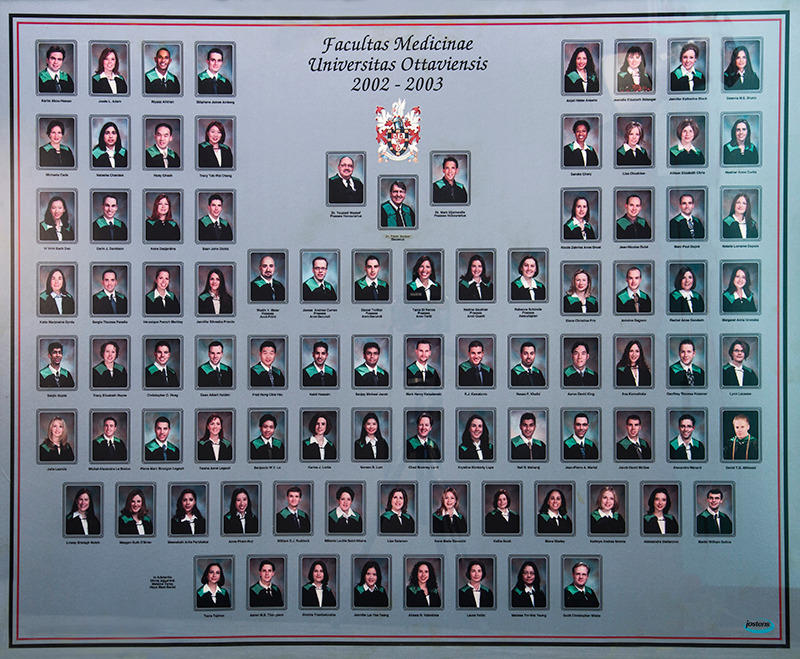Une photo de la promotion 2003 du programme MD de la Faculté de médecine de l’Université d’Ottawa – la promotion de la Dre Fric