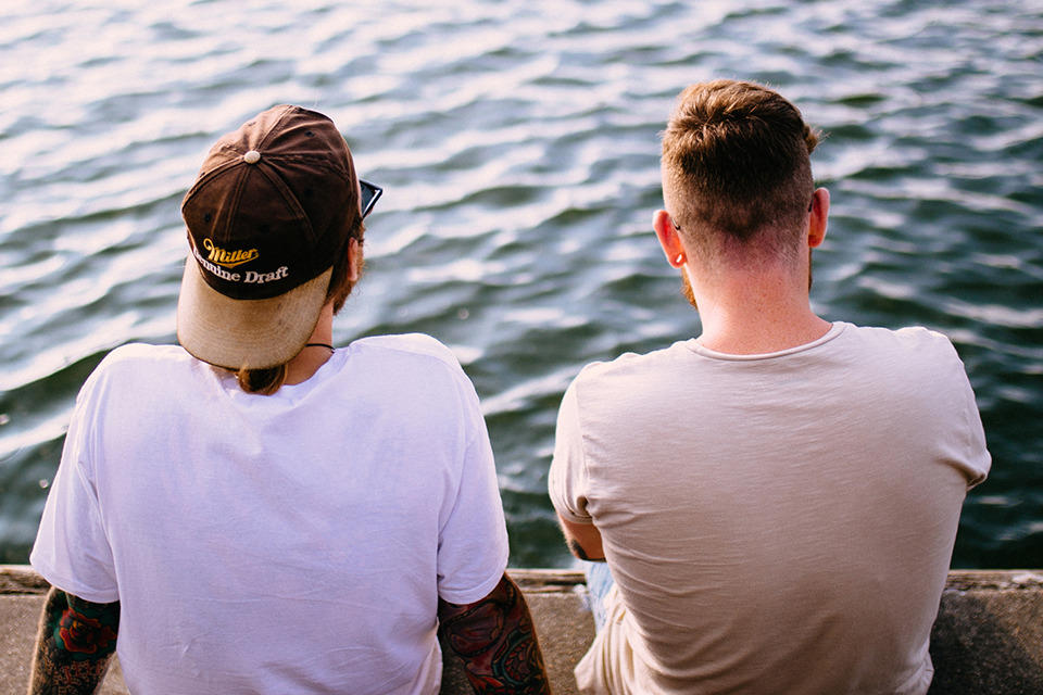 Deux hommes sur un quai