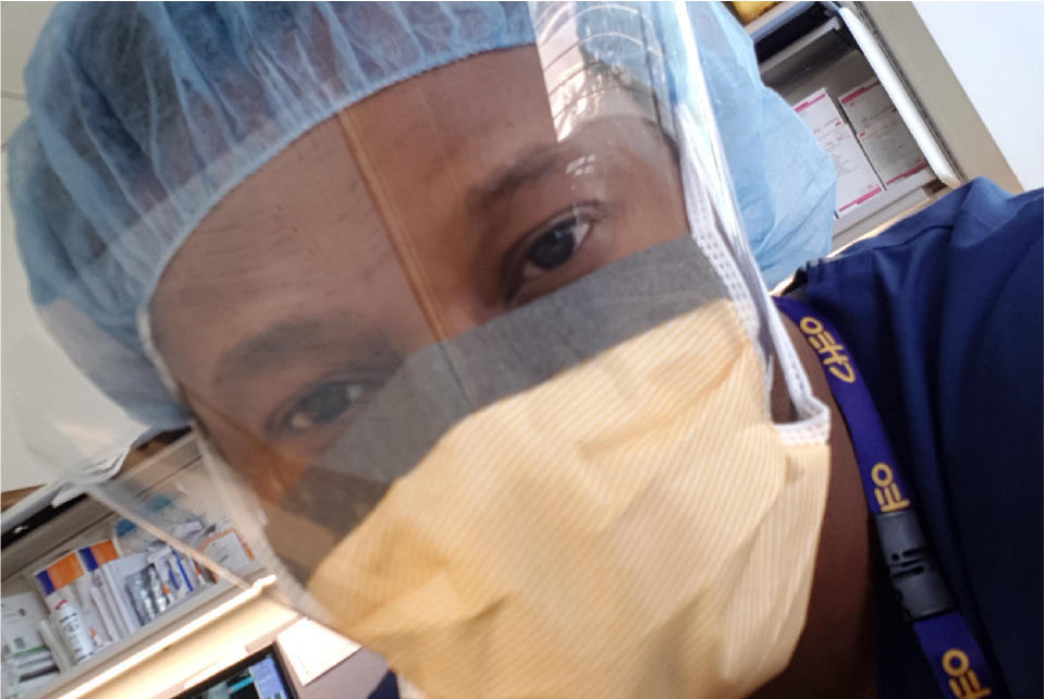 Un close-up sur le visage du chirurgien Dr Karry Felix