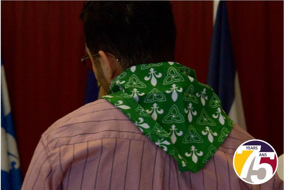 un homme porte un foulard franco-ontarien