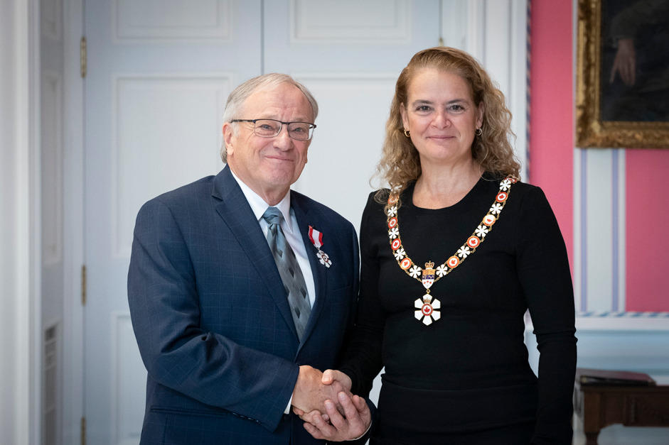 Le Dr Korneluk est nommé Membre de l’Ordre du Canada par Julie Payette, gouverneure générale du Canada.