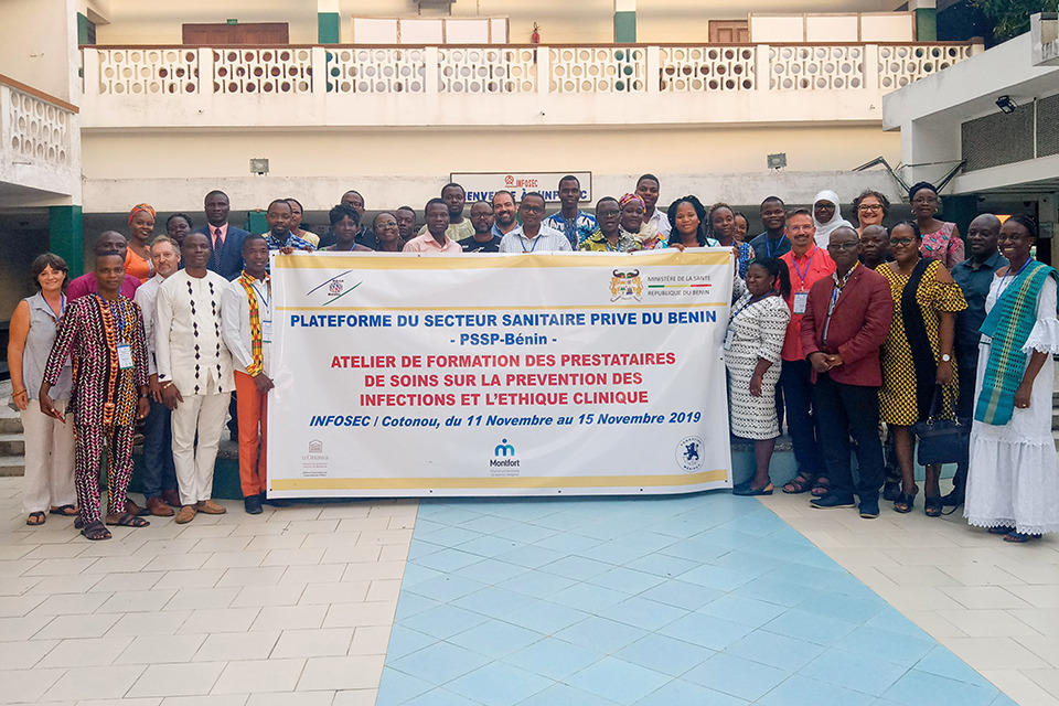 Un groupe de professionnels de la santé pose en rang avec des instructeurs du programme.